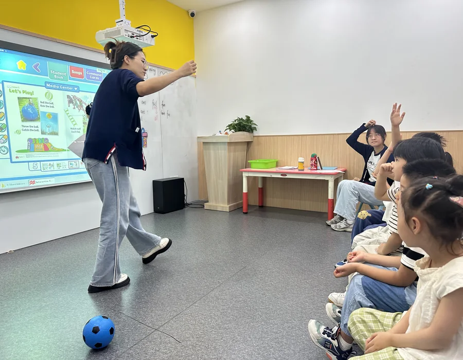 老师在幼儿互动课堂中引导孩子
