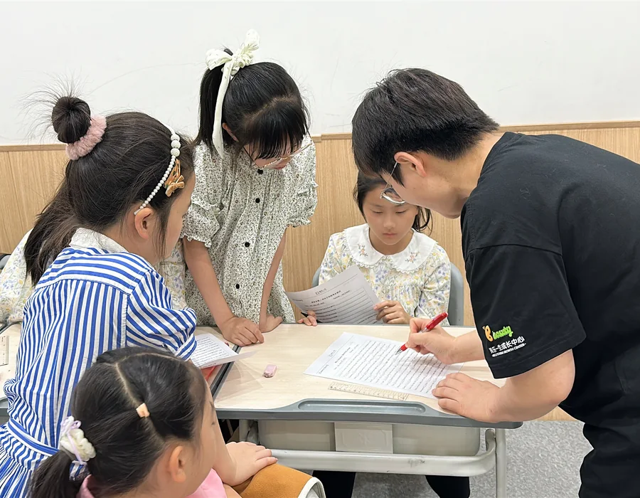 老师与孩子进行小组协作活动
