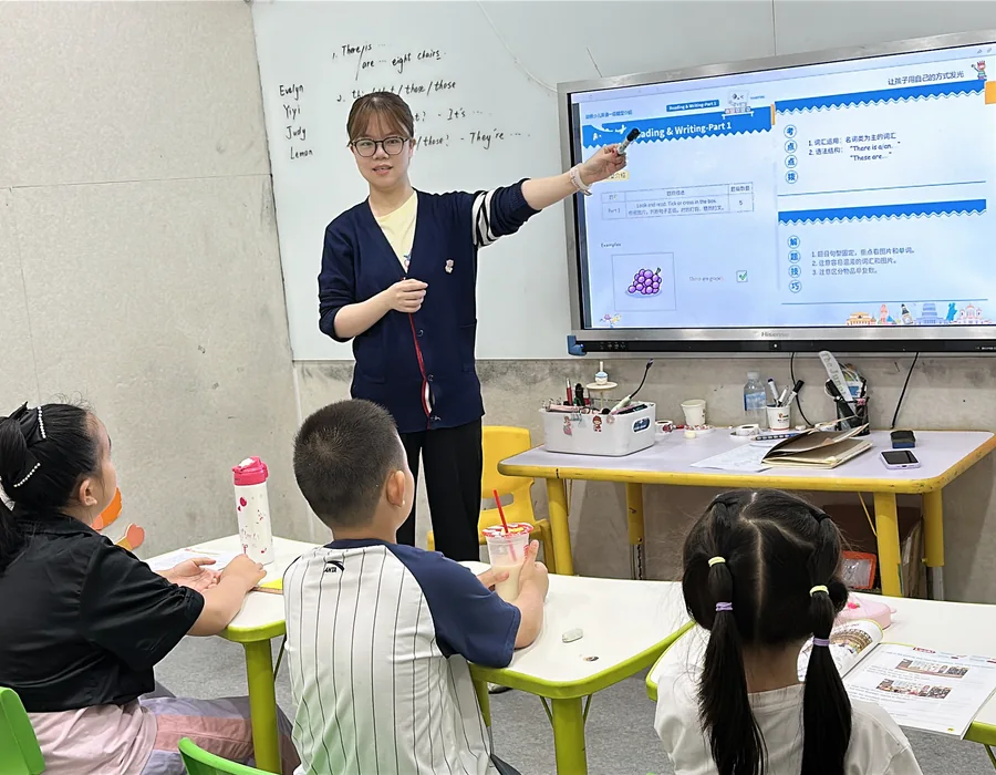 老师带领小学英语课堂